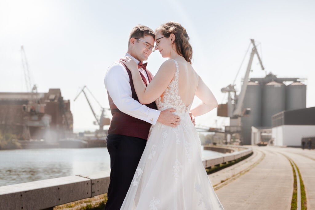 Emotionale Hochzeitsbilder am Hildesheimer Hafen Hochzeitsfotograf