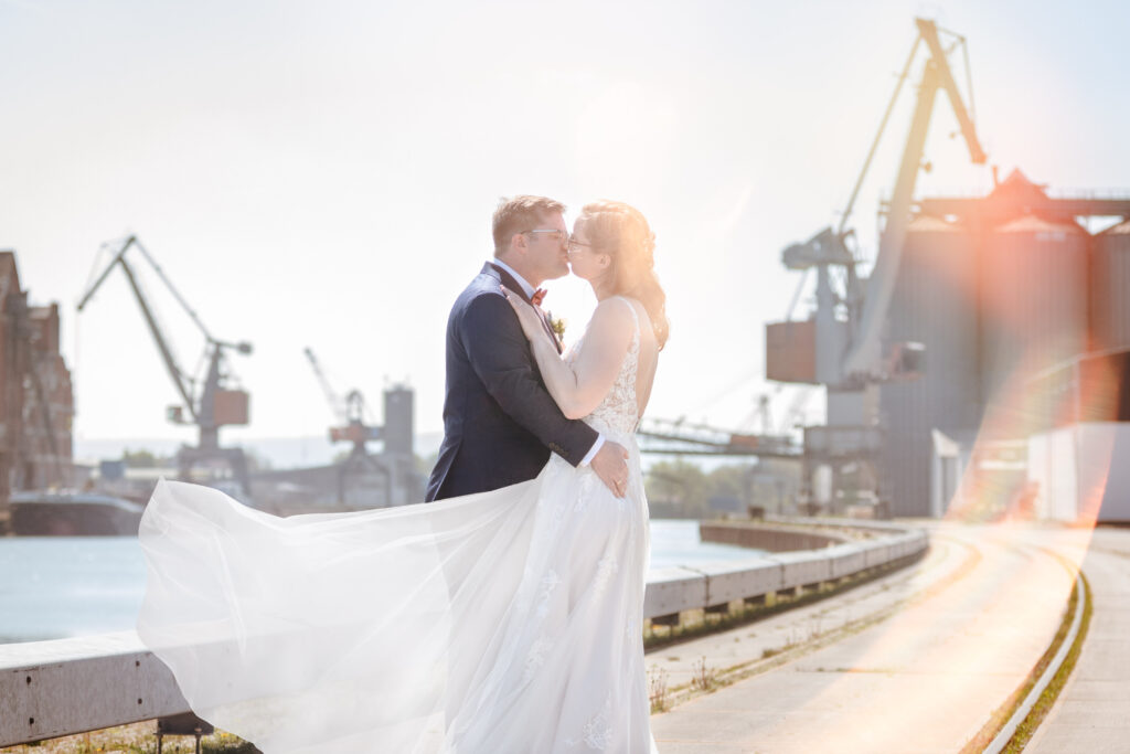 Emotionale Hochzeitsbilder am Hildesheimer Hafen